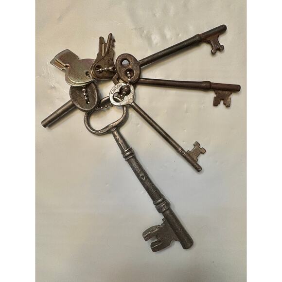 Vintage Antique Metal Skeleton Keys & Assorted Keys Set of 9 - Picture 1 of 6